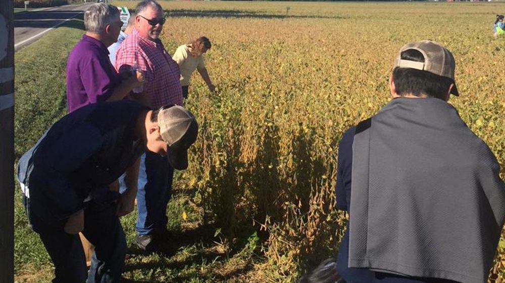 Bret Davis avec une délégation chinoise sur son exploitation en 2017©Davis/American Soy Association